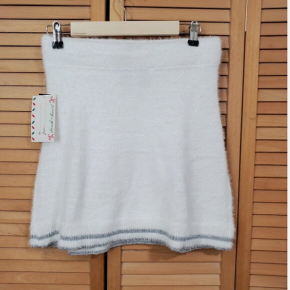 Derek Heart Juniors' Fuzzy Sequin Snowflake Mini Skirt - Picture 10 of 11